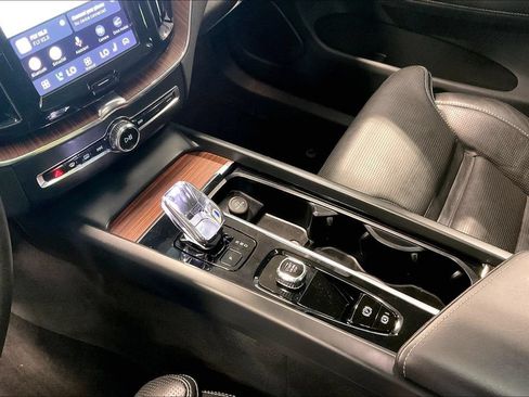 Certified 2023 Volvo XC60 B6 Ultimate w/ Protection Package Premier AWD/4WD image 18