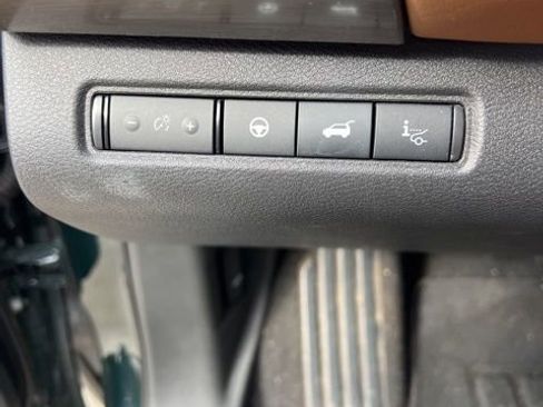 Used 2024 Nissan Pathfinder Platinum image 11