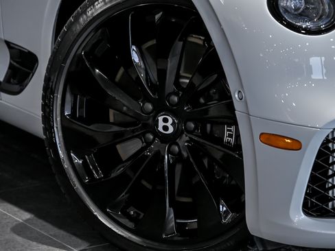 Used 2024 Bentley Continental GT image 3