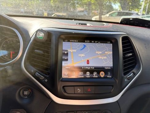 Used 2018 Jeep Cherokee Trailhawk w/ Comfort/Convenience Group AWD/4WD image 17