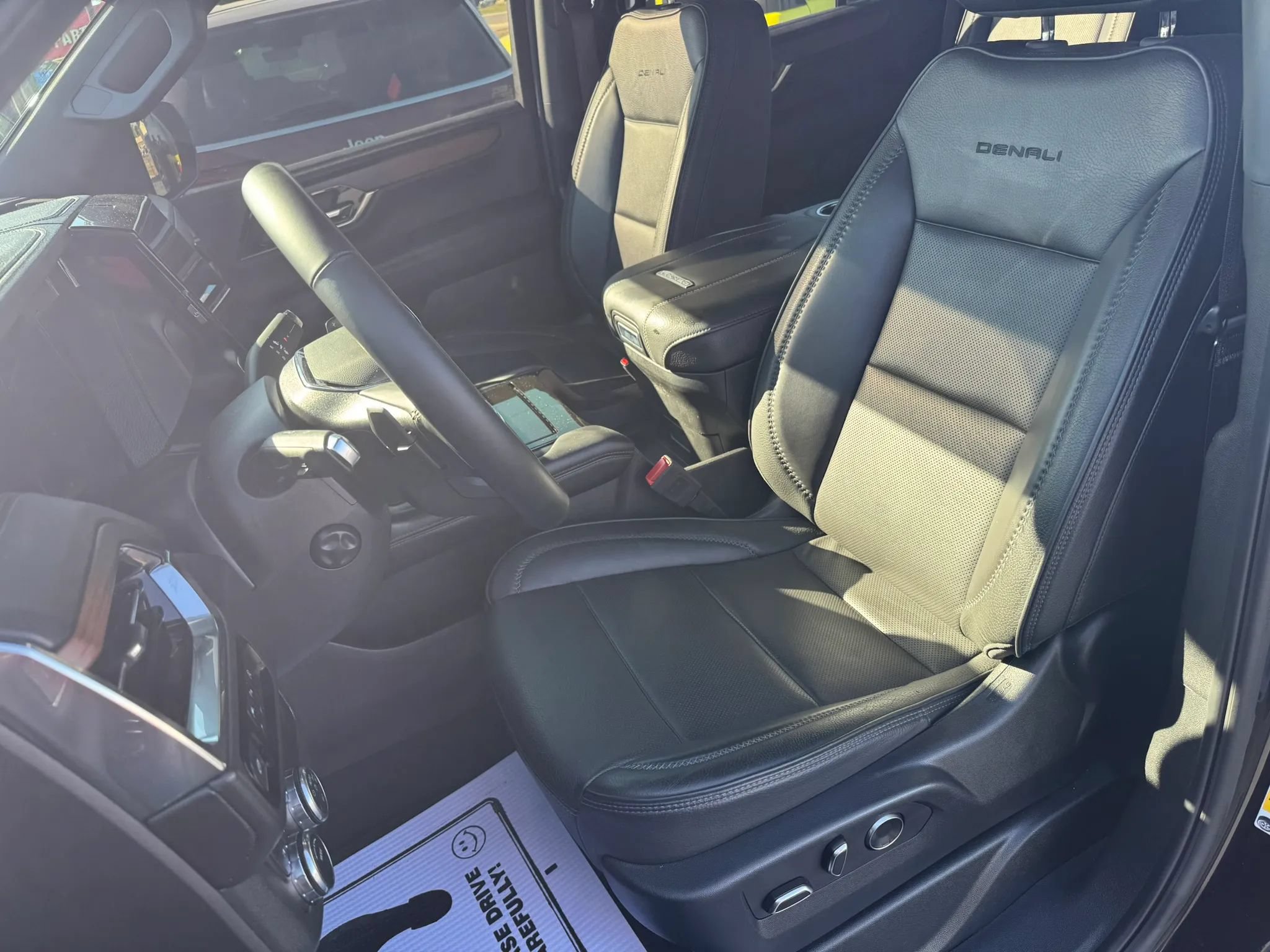 Used 2025 GMC Yukon Denali AWD/4WD image 4