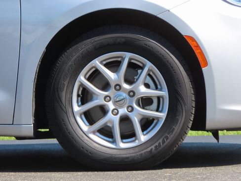 Used 2023 Chrysler Pacifica Touring-L image 11