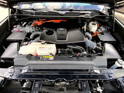 Used 2024 Toyota Tundra Limited AWD/4WD image 31
