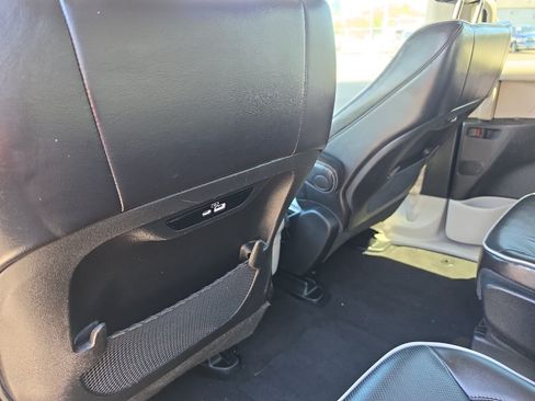 Used 2023 Chrysler Pacifica Limited FWD image 19