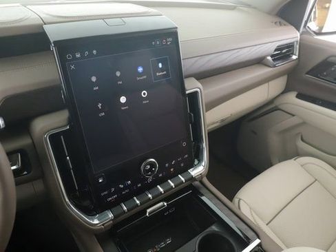 Used 2025 GMC Yukon Denali w/ Sun & Power Step Package image 30