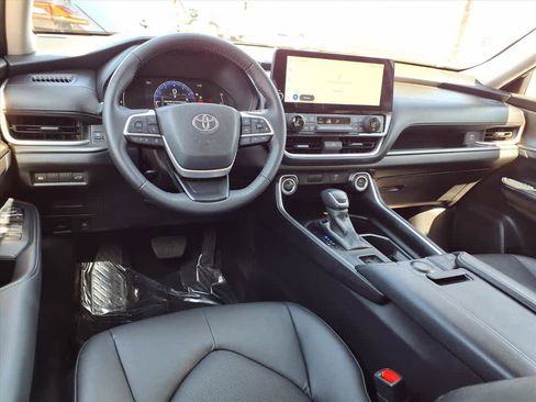 Certified 2025 Toyota Grand Highlander AWD image 9