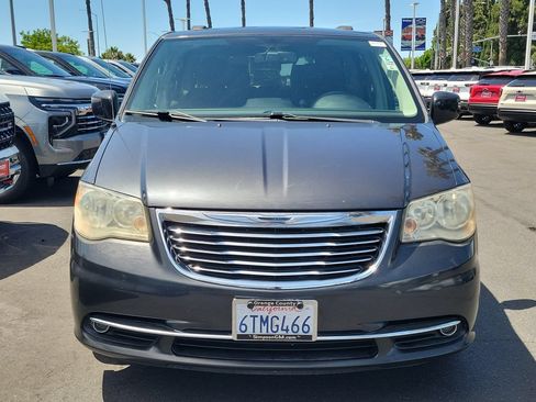 Used 2012 Chrysler Town & Country Touring FWD image 21