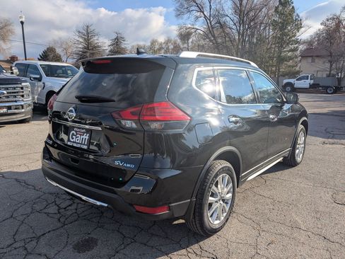 Used 2017 Nissan Rogue SV image 3