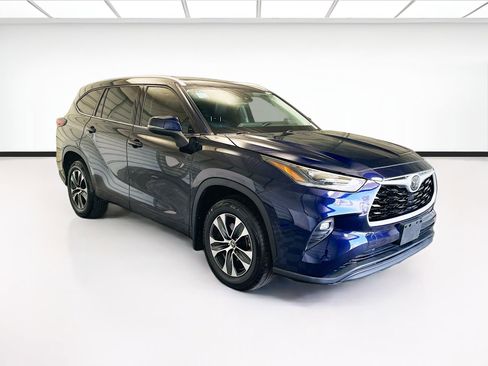 Used 2021 Toyota Highlander XLE AWD/4WD image 3
