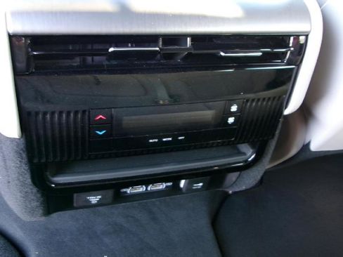 Used 2025 Jeep Wagoneer 4WD image 12