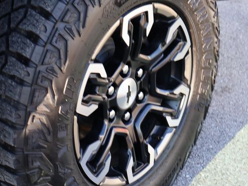 Used 2024 Chevrolet Silverado 1500 ZR2 image 39