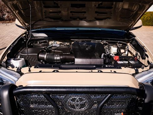 Used 2017 Toyota Tacoma TRD Sport image 25
