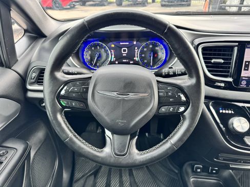 Used 2019 Chrysler Pacifica Touring-L Plus w/ Advanced Safetytec Group FWD image 19