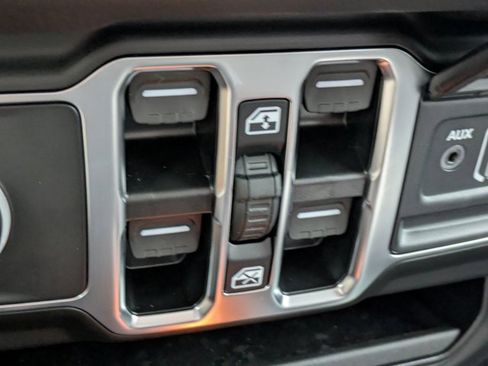 New 2025 Jeep Gladiator Sport image 19