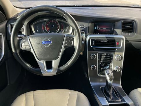 Used 2016 Volvo V60 T5 Premier image 11