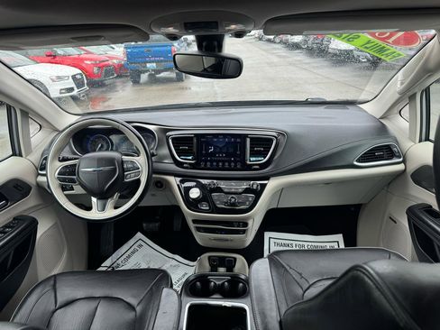Used 2018 Chrysler Pacifica Limited FWD image 12