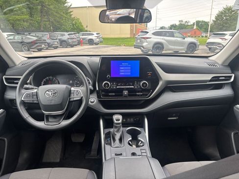 Used 2025 Toyota Highlander LE FWD image 35