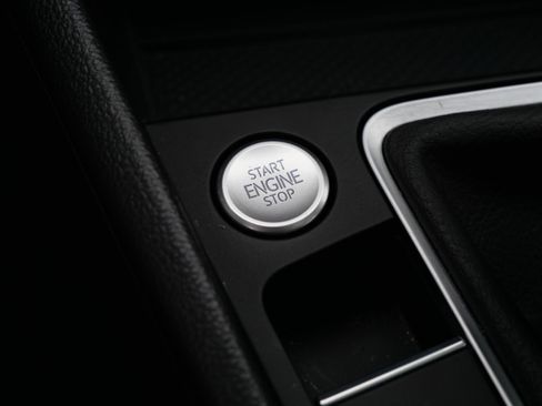 Used 2025 Volkswagen Jetta SE w/ Sunroof Package FWD image 25