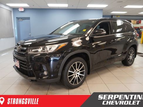 Used 2017 Toyota Highlander SE image 1