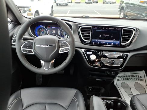 Used 2025 Chrysler Pacifica Select FWD image 10