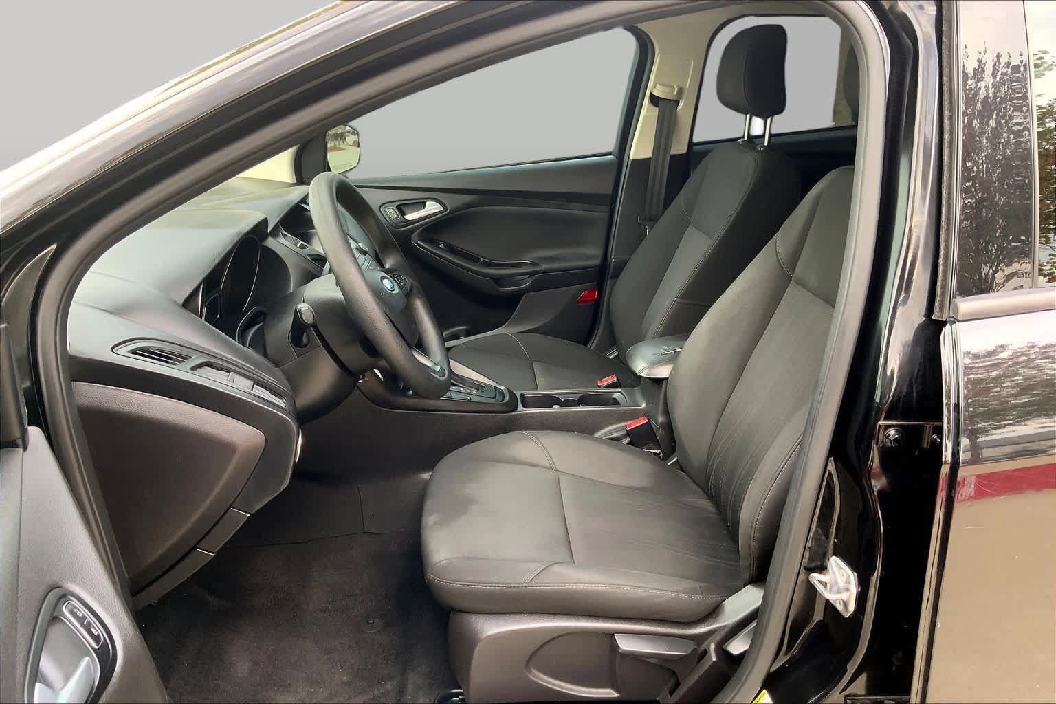 Used 2018 Ford Focus SE w/ SE Appearance Package FWD image 8