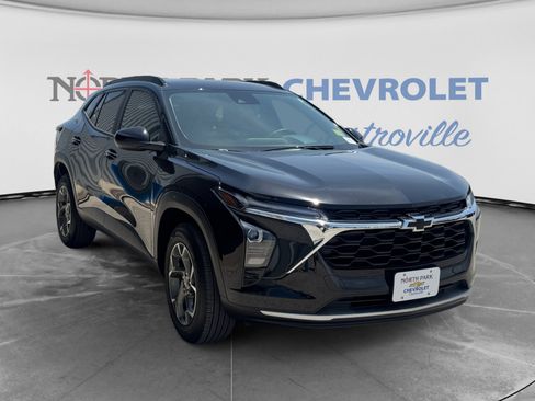 Used 2024 Chevrolet Trax LT w/ Driver Confidence Package FWD image 3