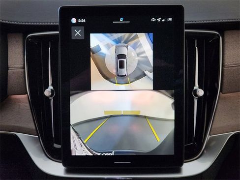 New 2026 Volvo XC90 B6 Plus w/ Protection Package Premier image 18