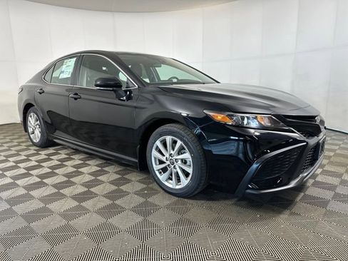 Used 2024 Toyota Camry SE image 2