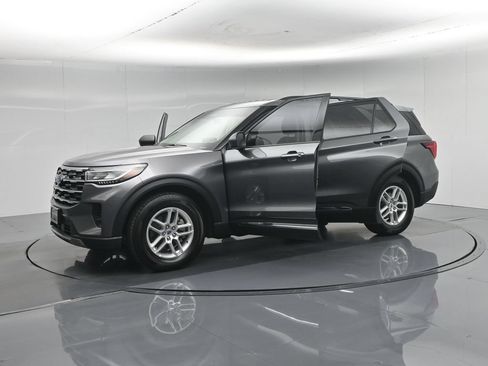 Certified 2025 Ford Explorer Active RWD image 6