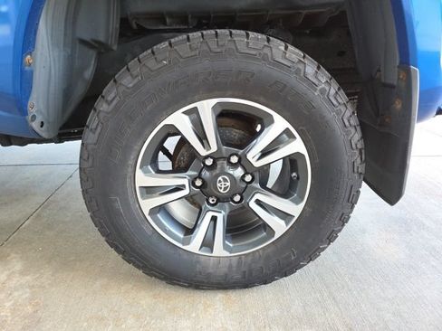Used 2017 Toyota Tacoma TRD Sport AWD/4WD image 69