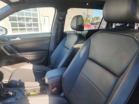 Used 2020 Volkswagen Tiguan SE R-Line w/ 3rd Row Seat Package image 23
