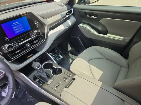 Used 2024 Toyota Highlander XLE FWD image 24