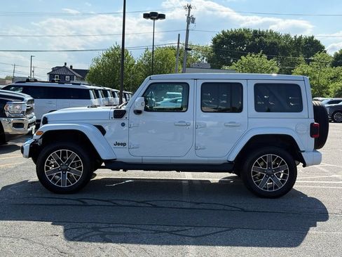 Used 2023 Jeep Wrangler Unlimited Sahara AWD/4WD image 2