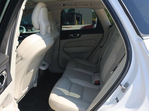 Used 2018 Volvo XC60 T6 Momentum w/ Convenience Package image 16