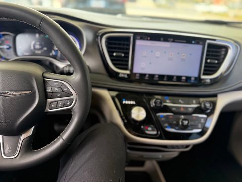 Used 2024 Chrysler Pacifica Limited FWD image 8