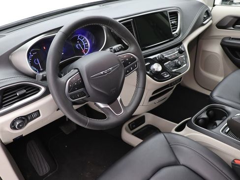 Used 2024 Chrysler Pacifica Select image 13