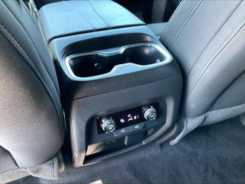 Used 2024 Chevrolet Traverse LT FWD image 33