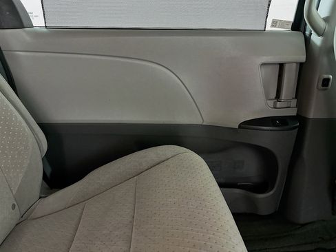 Used 2015 Toyota Sienna LE FWD image 25