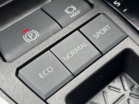 Used 2021 Toyota RAV4 LE image 30