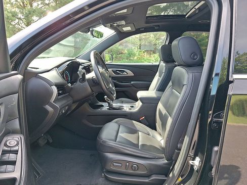 Used 2022 Chevrolet Traverse LT w/ LT Premium Package AWD/4WD image 14