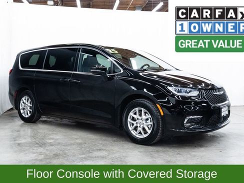Used 2025 Chrysler Pacifica Select FWD image 1