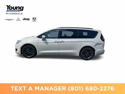 Used 2019 Chrysler Pacifica Touring-L FWD image 2