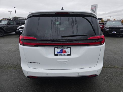 New 2026 Chrysler Pacifica Select image 4