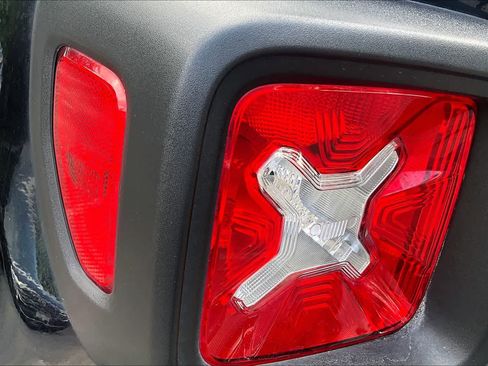 Used 2020 Jeep Renegade Latitude w/ Popular Equipment Group FWD image 28