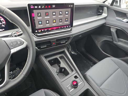 New 2026 Volkswagen Tiguan SE image 23