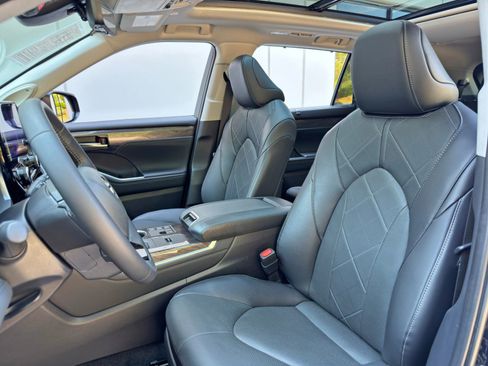 Used 2025 Toyota Highlander Platinum AWD/4WD image 42