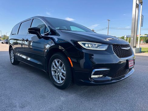 Used 2025 Chrysler Pacifica Select FWD image 5