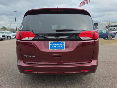 Used 2023 Chrysler Voyager LX FWD image 4