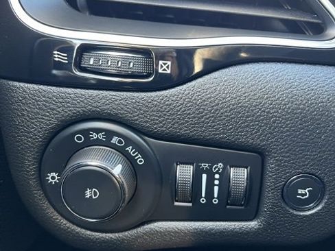 Used 2023 Jeep Cherokee Altitude Lux image 29