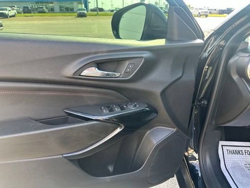 Used 2024 Chevrolet Trax RS w/ Sunroof Package FWD image 32